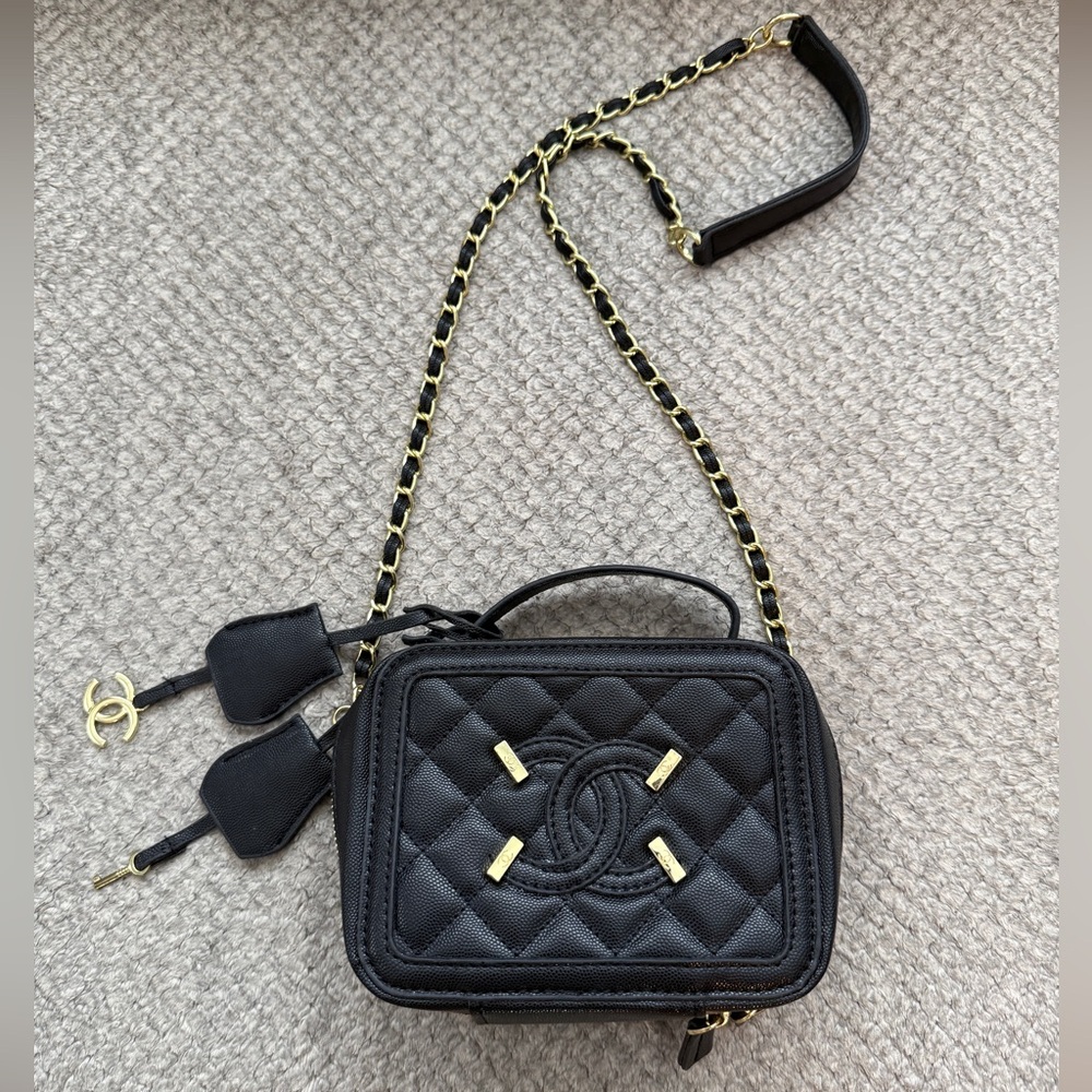 Chanel small CC Filigree vanity case bag!